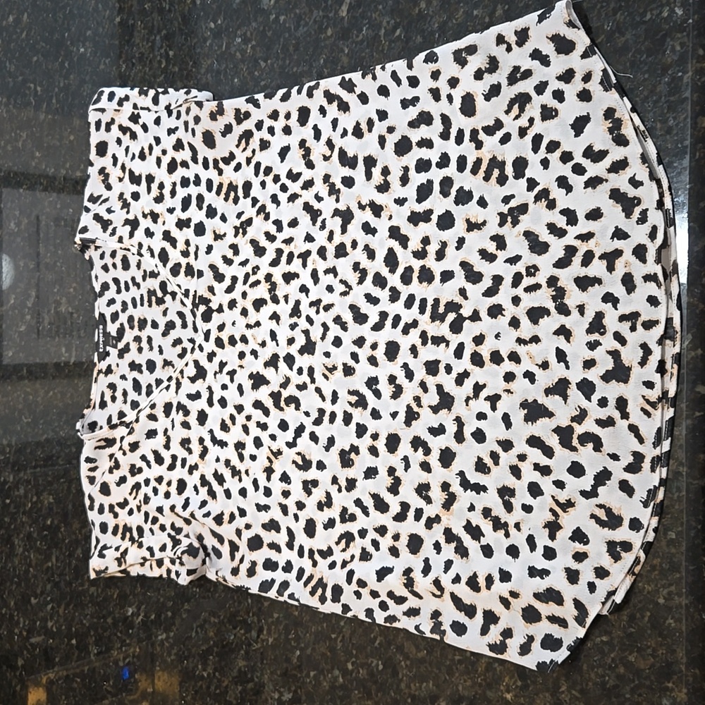 Express vneck leopard print